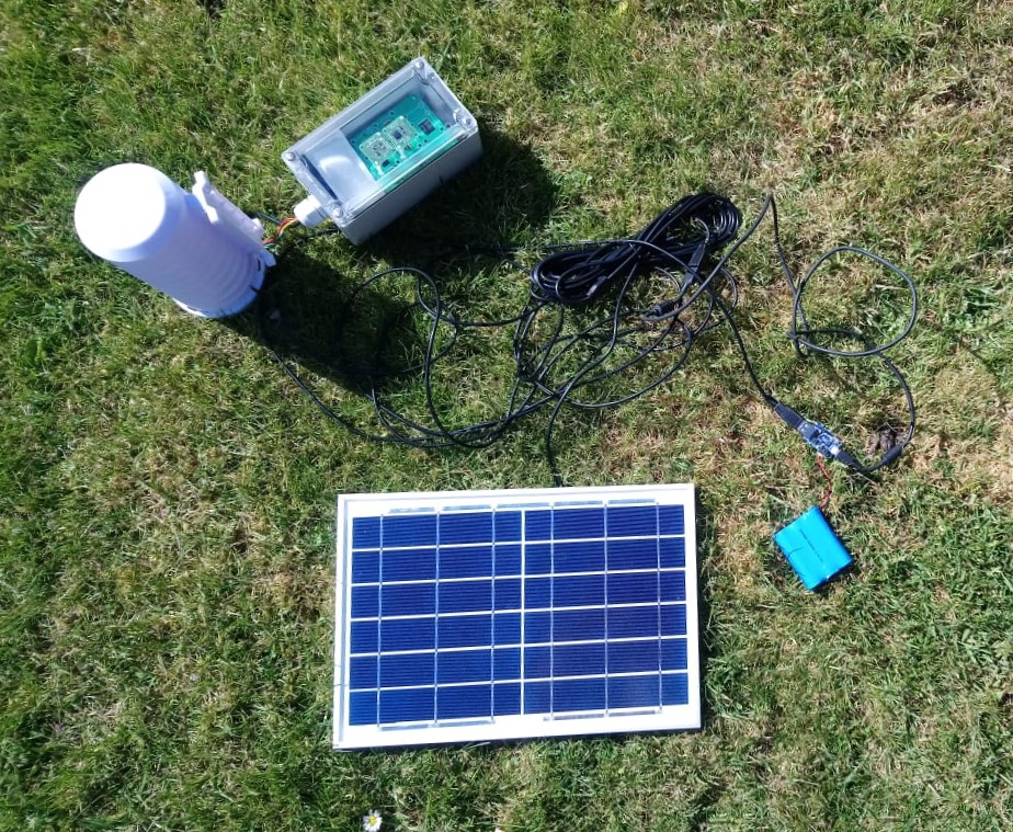 Aufgebaute Station betrieben durch Solar